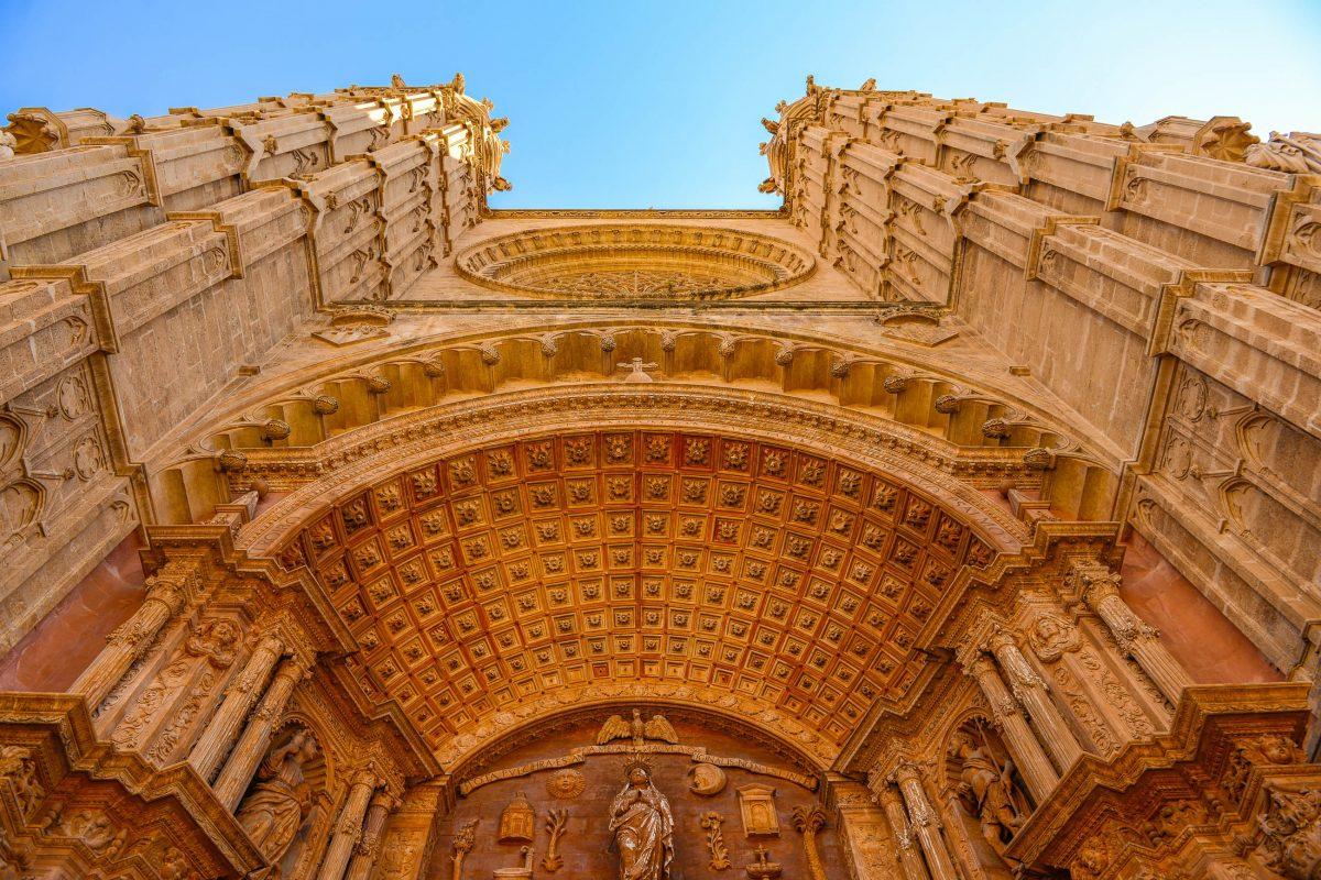 However, it is estimated that a total of ten generations were involved in the construction of the monumental cathedral of Palma de Mallorca, Spain - © James Camel / franks-travelbox