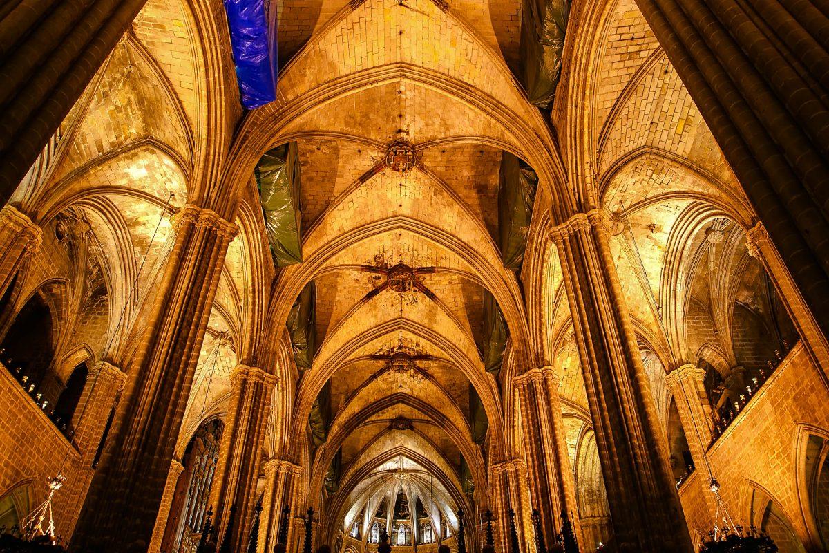 Interior view of the nave in La Seu Cathedral, Palma de Mallorca, Spain - © VLADJ55 / Shutterstock