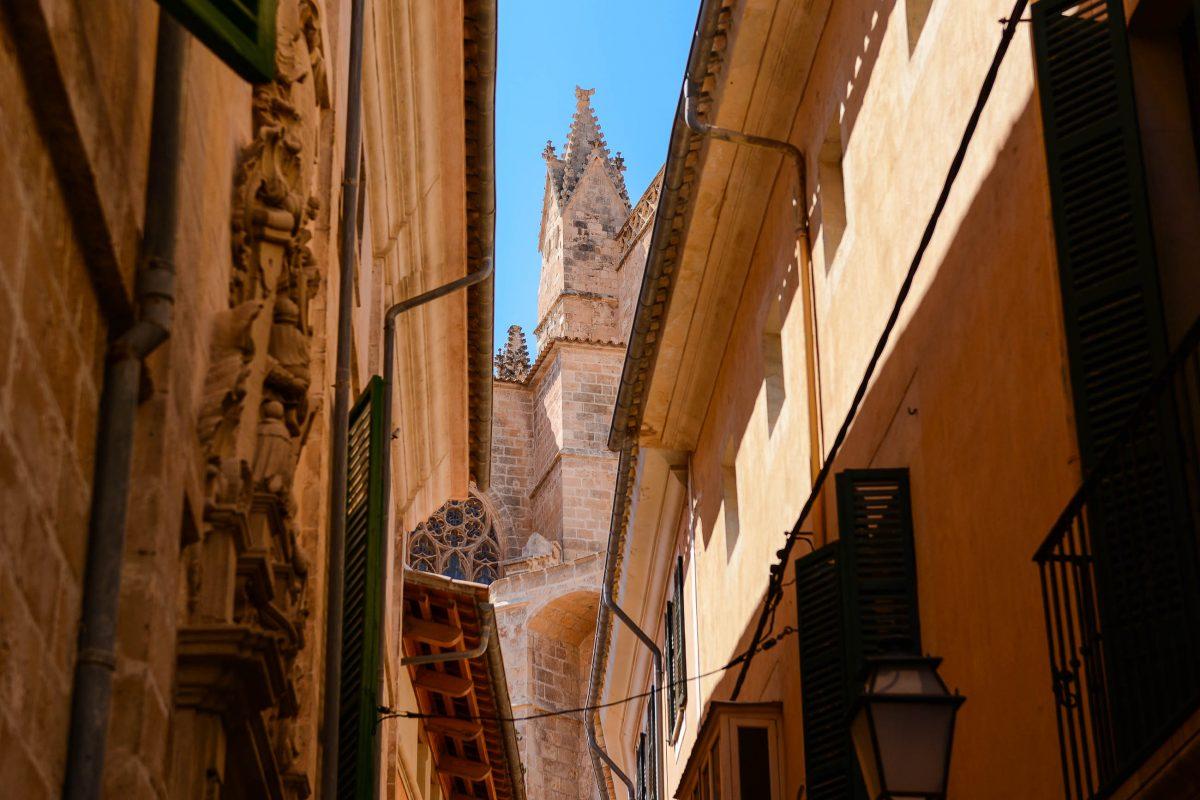 In the winding streets of Palma, the mighty towers of the Catedral La Seu can only be made out now and then, Mallorca, Spain - © James Camel / franks-travelbox