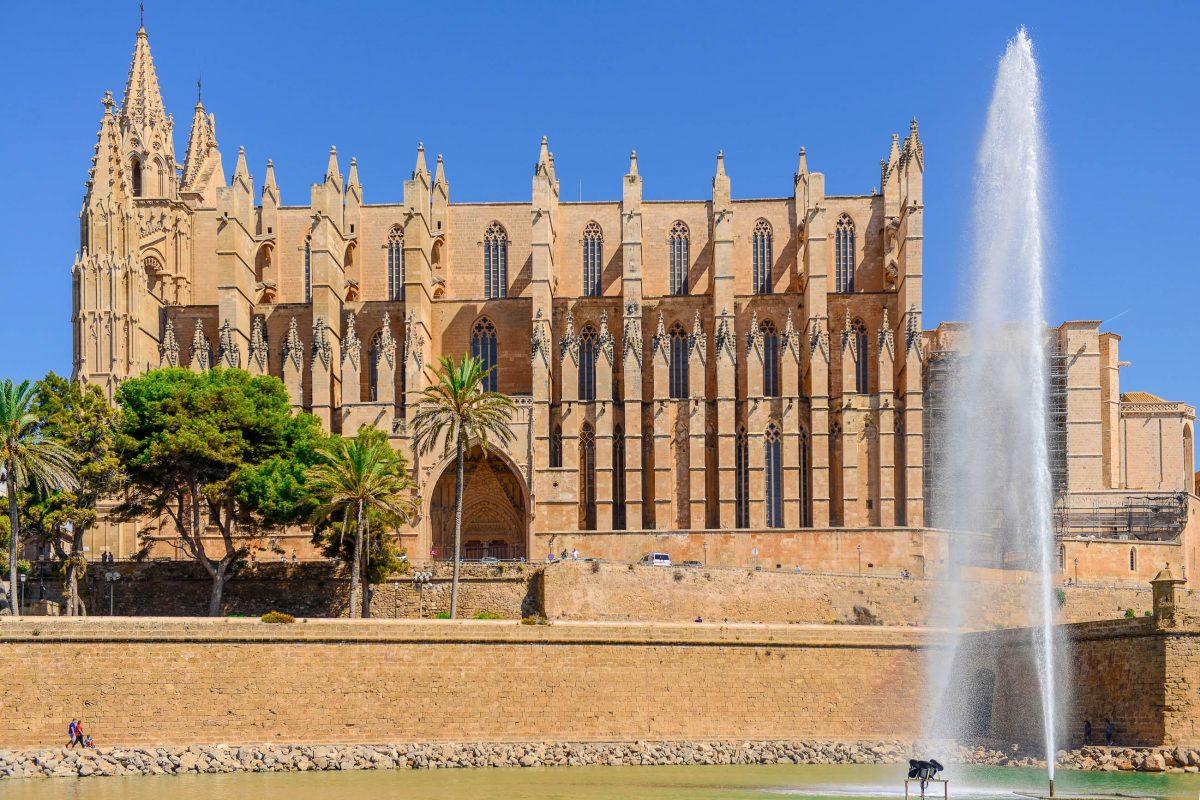 The King of Spain significantly had the Cathedral of Palma de Mallorca built on the foundations of a mosque in gratitude for his victory over the Moors - © James Camel / franks-travelbox